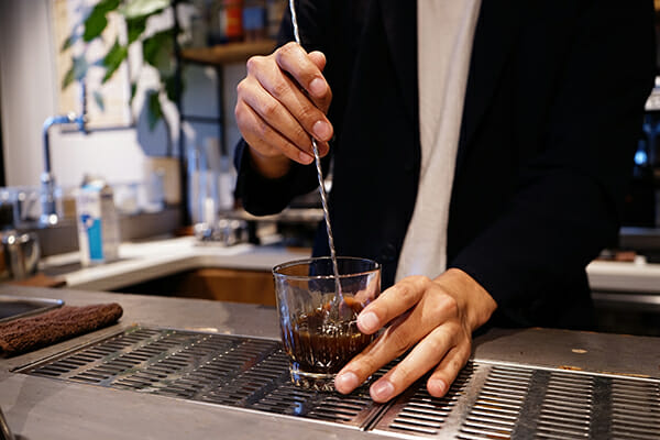 グラスでお酒と合わせる