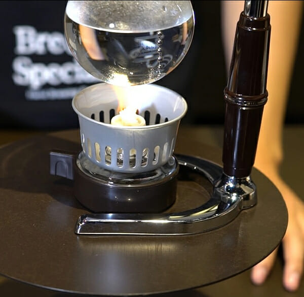 contentimg5 | コーヒーステーション アルコールランプにかけて加熱