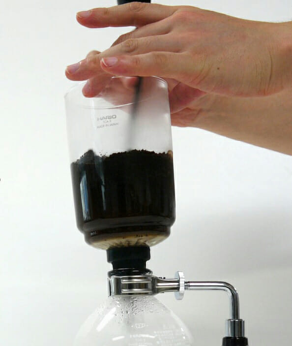 contentimg8 | コーヒーステーション 上ボールをまっすぐ差し込んで1回目の撹拌をする