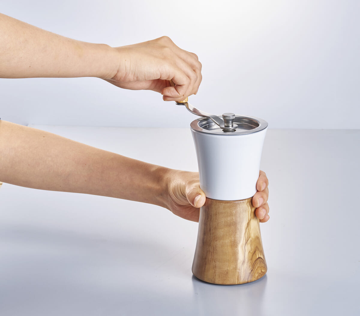 アウトドアでも使えるコーヒーミルの選び方は？