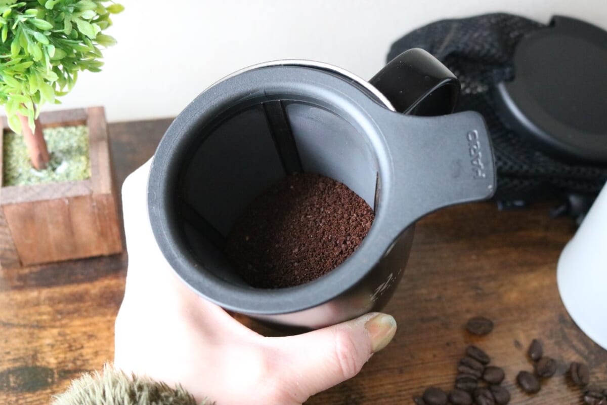 ストレーナーにコーヒー豆を入れます