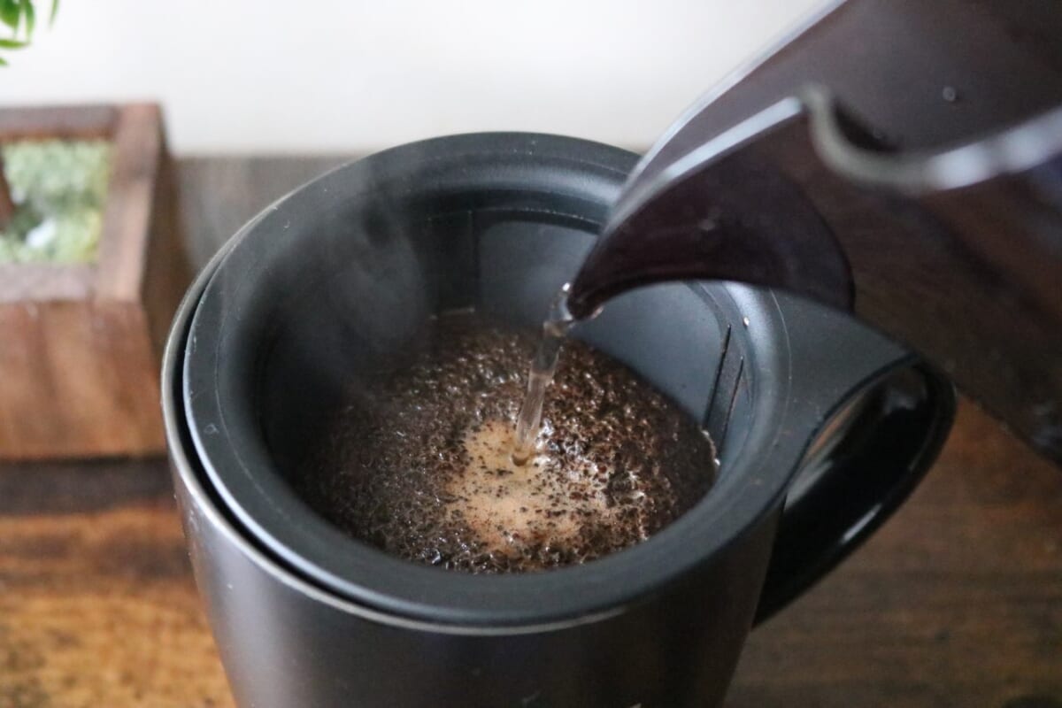 約8590℃くらいのお湯を八分目約200mlまで注ぐ