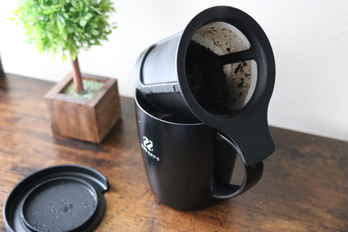 ストレーナー底にあるくぼみをカップに固定し湯切り