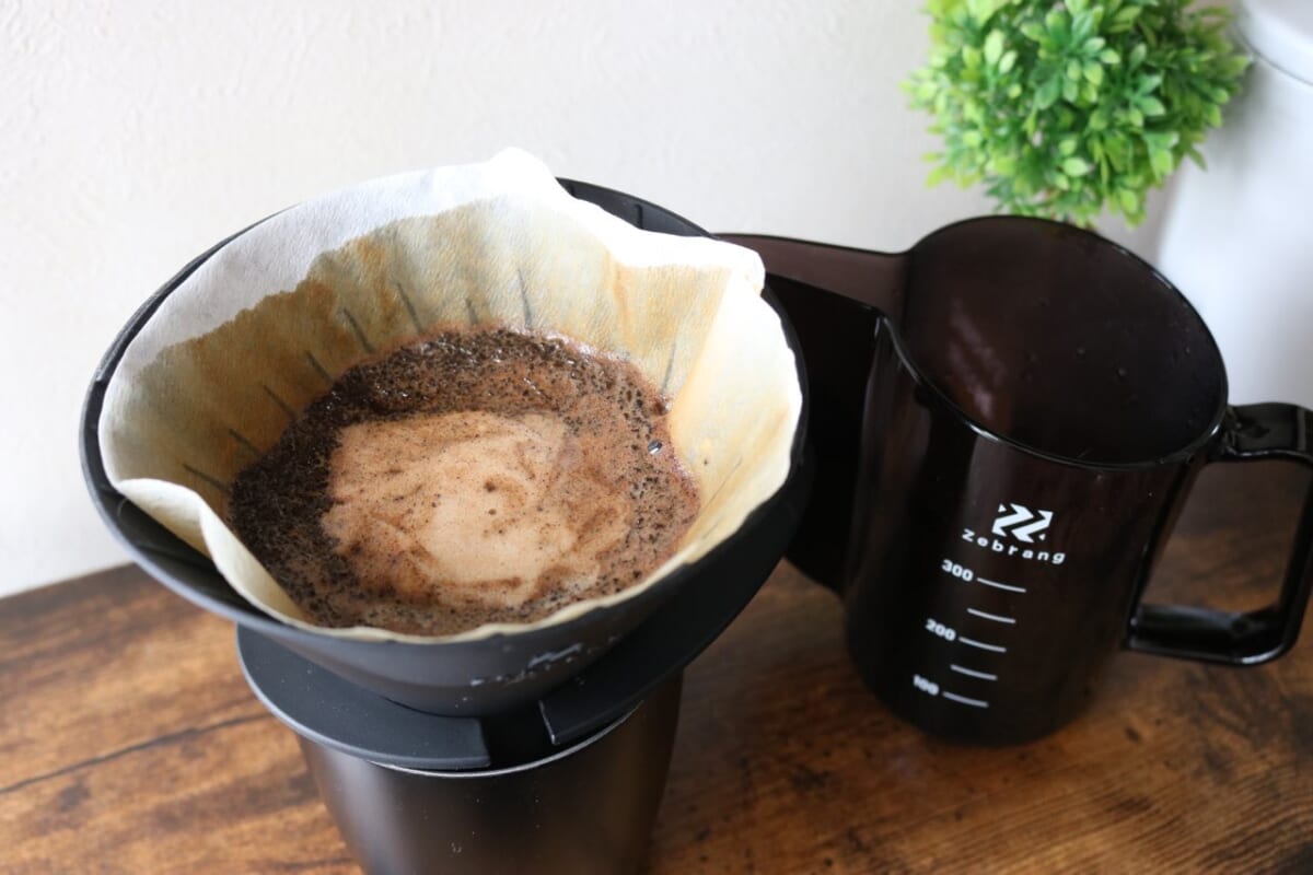 蒸らしをしてからさらにお湯を注いでいく