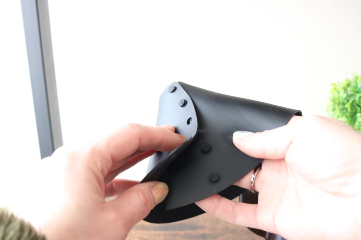 ドリッパー本体の両端をボタンで留めます