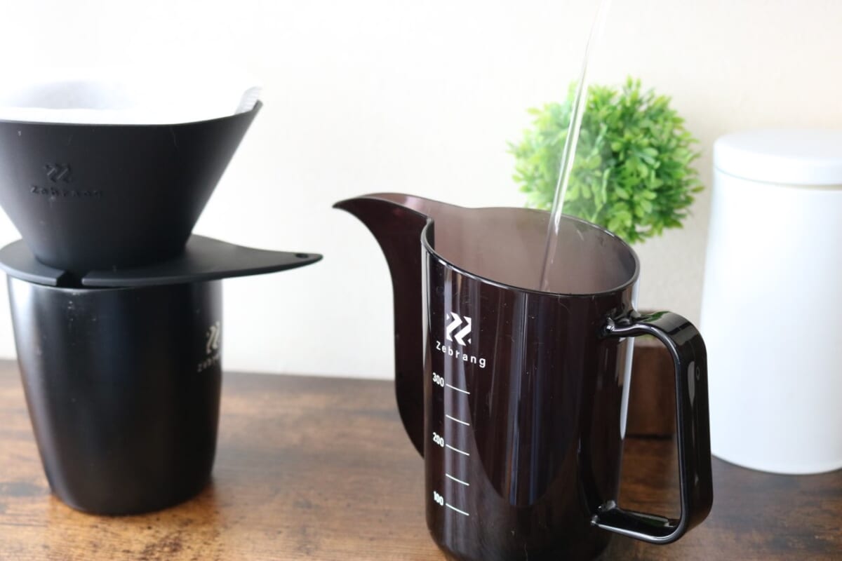 沸騰したお湯を計量ドリップポットに移し替える