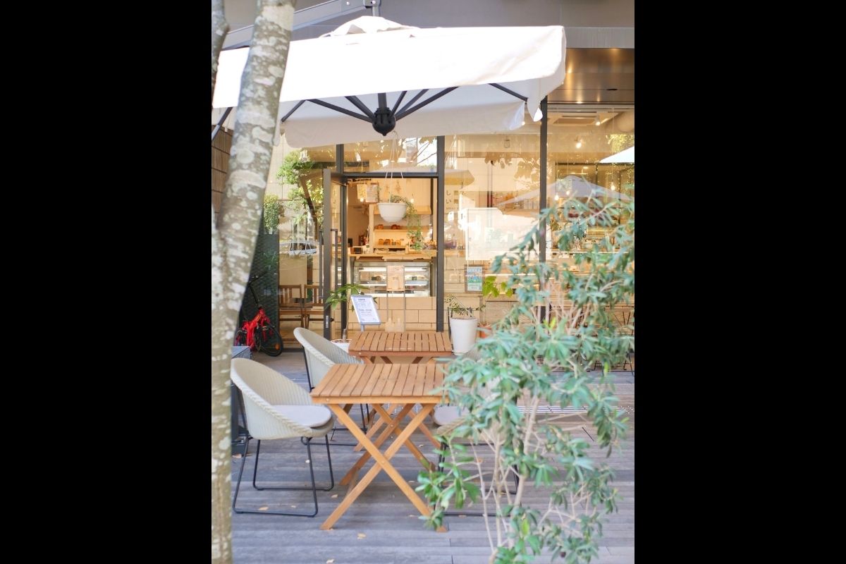 外は緑豊かなテラスが広がるお店