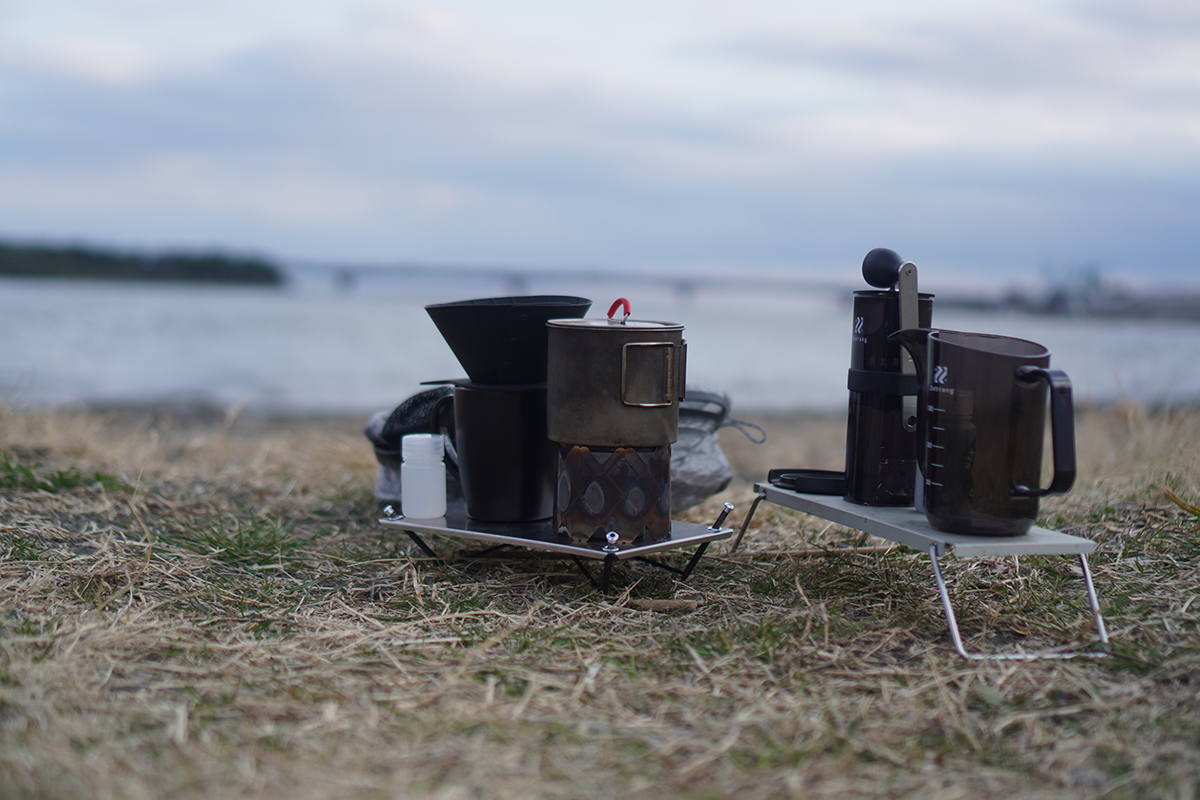 テーブルにコーヒーセット