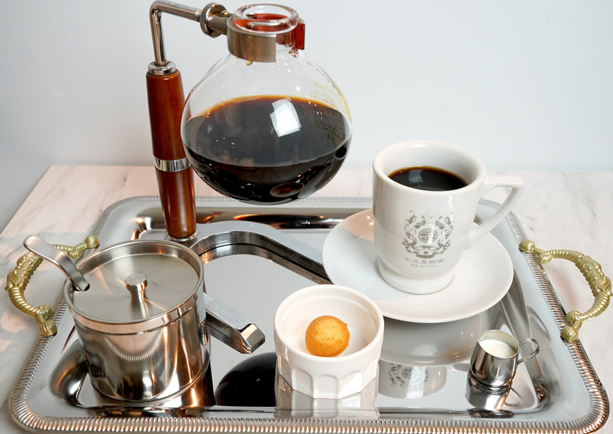 もう一つの看板メニュー「冷コー(アイスコーヒー)」とホットはサイフォン