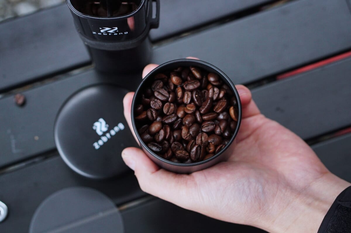 サイズは50G！片手で持てるコンパクトさ