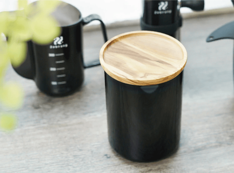 C賞：【非売品】オリーブウッド×黒ガラスキャニスター（10名様）