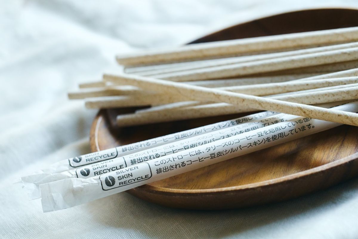 紙ストローに対する不満点を解消したオリジナル紙ストローを一部店舗導入