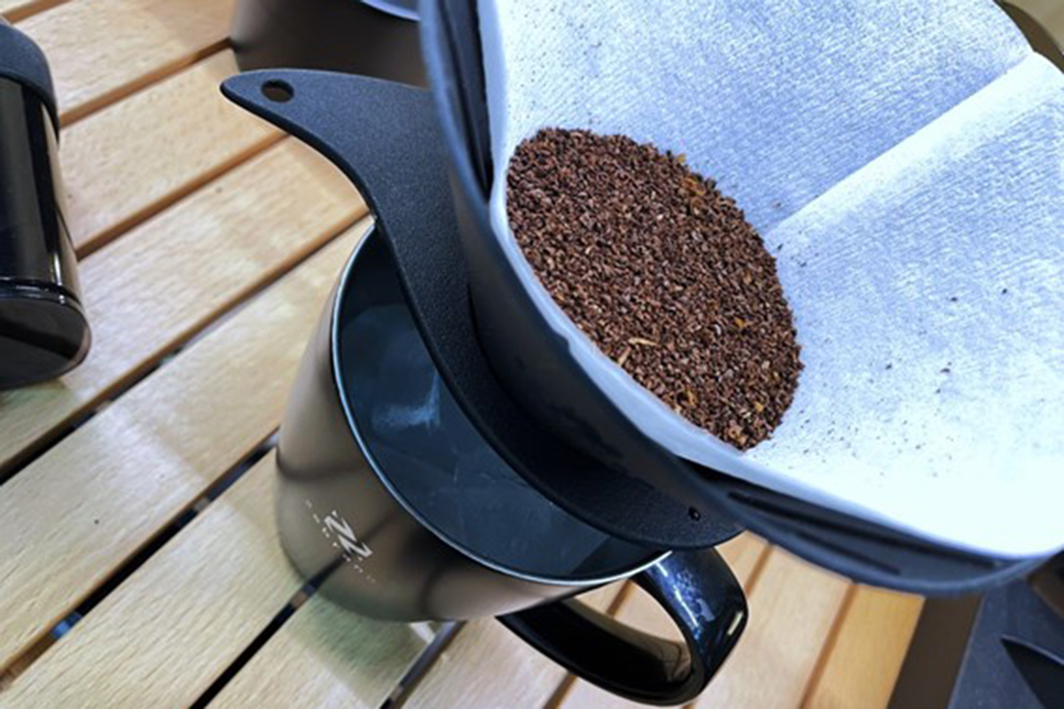 氷を入れたマグカップの上にドリッパーとペーパー