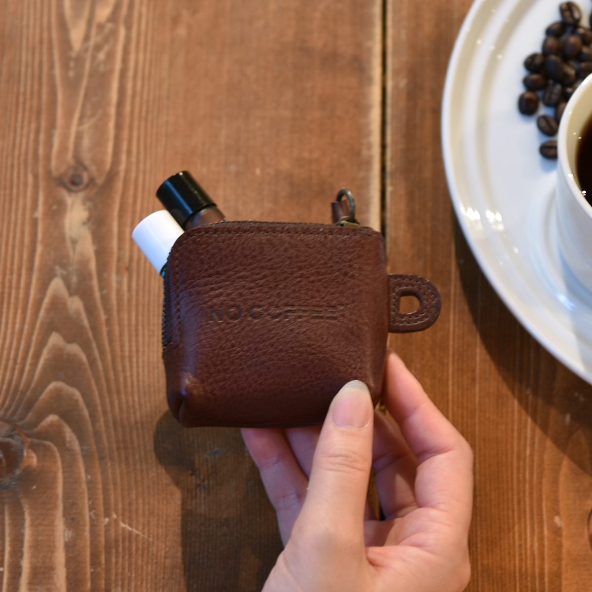 コーヒーを彷彿とさせる革色のレザーアイテム小銭入れ