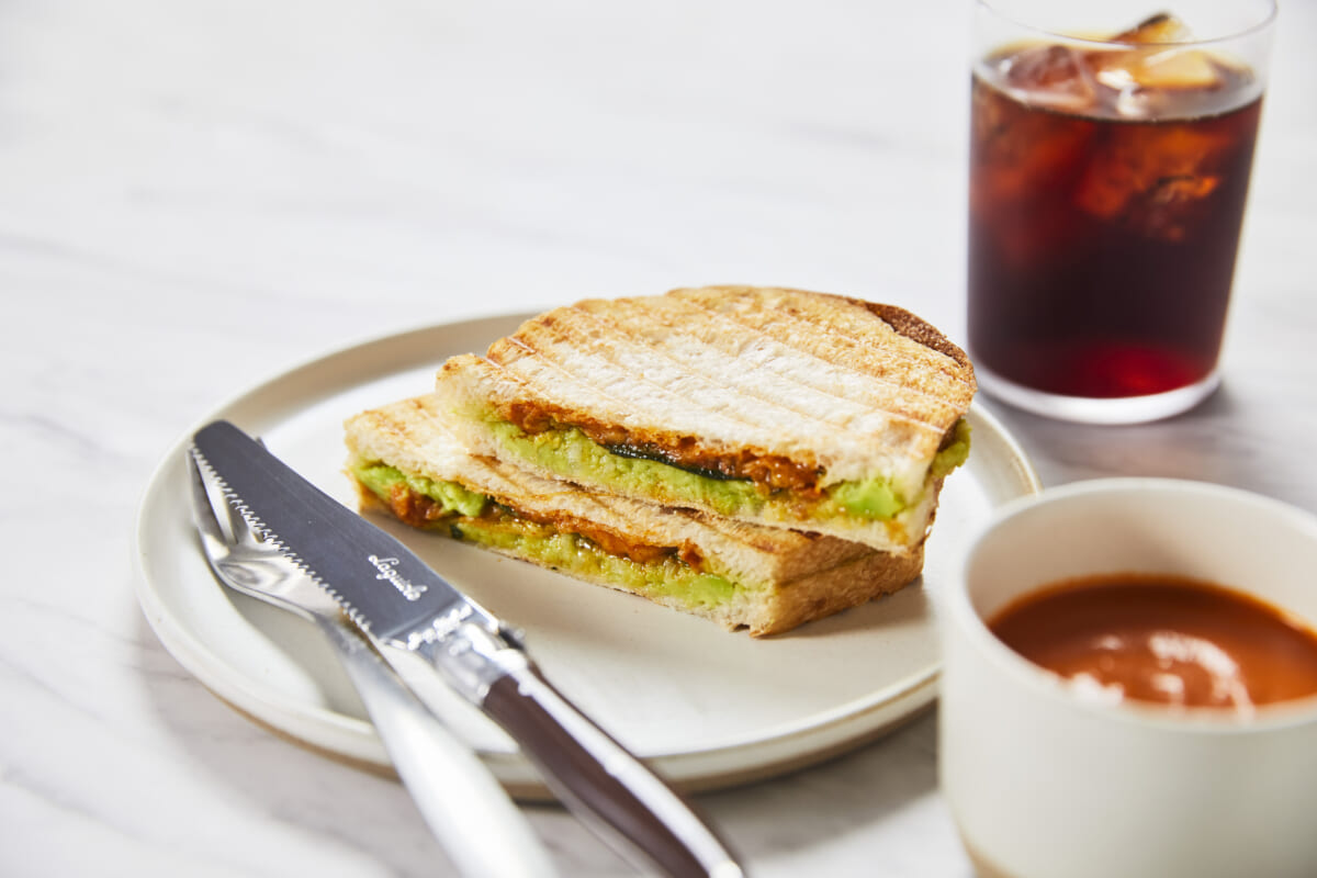 グリルドチーズサンドイッチ with トマトスープ  アボカド＆大葉