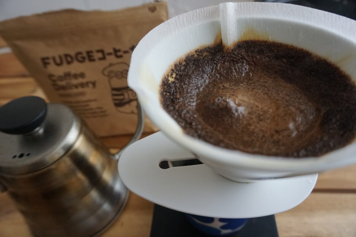 240mlのお湯をうず状にぐるぐるとすべて注ぎきります