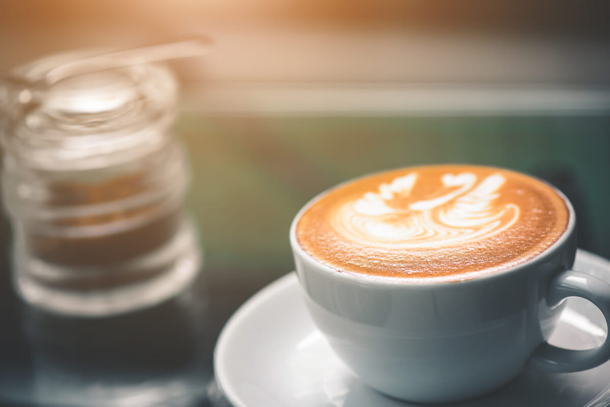 Latte coffee or coffe on wood table at cafe in the morning | コーヒーステーション