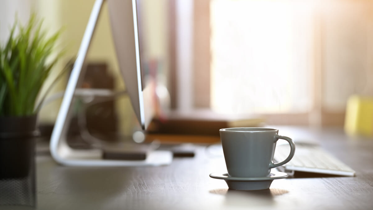 sunlight shining through windows as coffee morning on workspace | コーヒーステーション