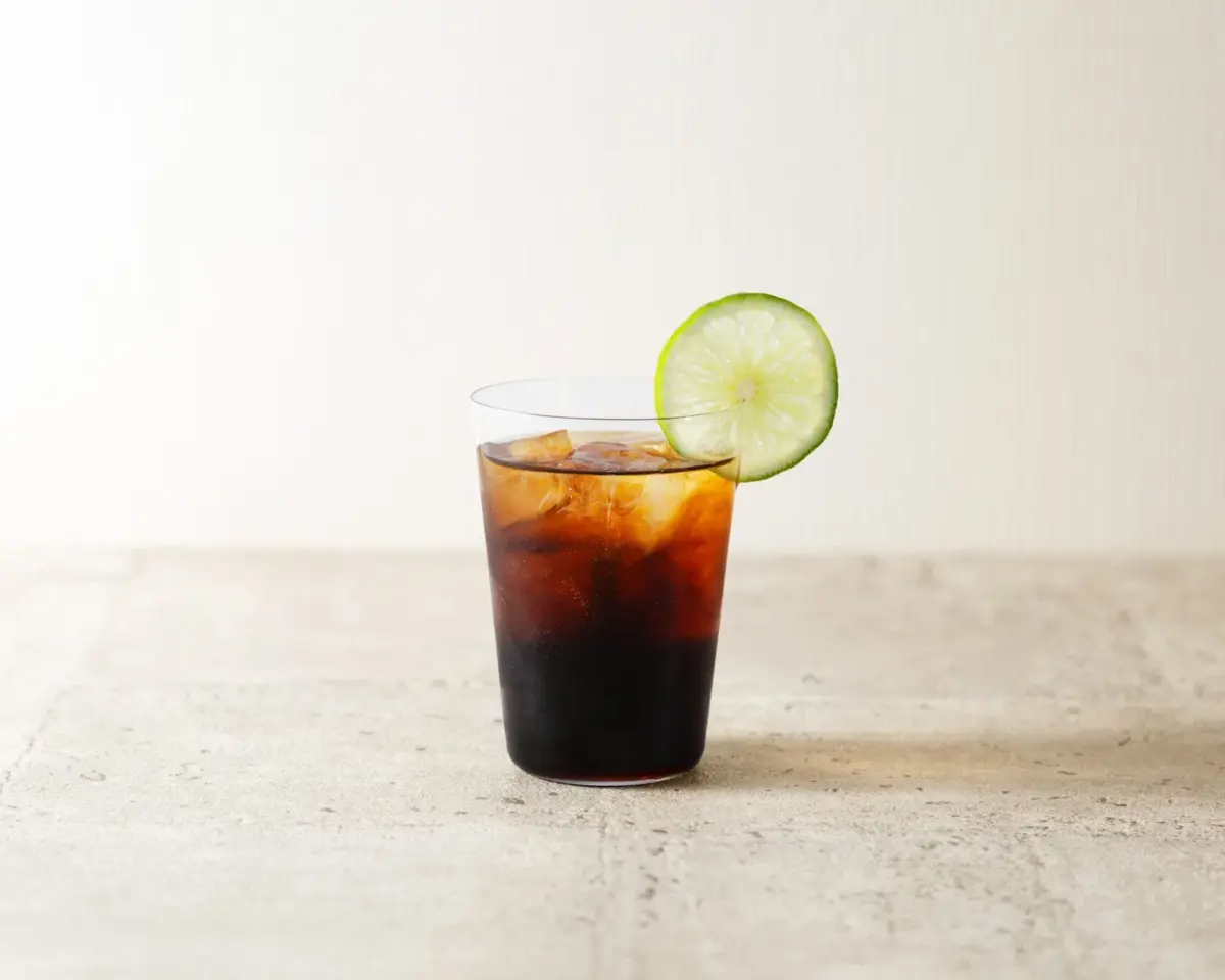 ライム入りのドリンク