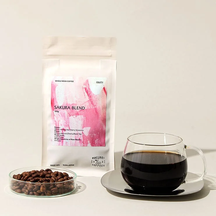 桜ブレンドのコーヒー豆パッケージと抽出されたコーヒー