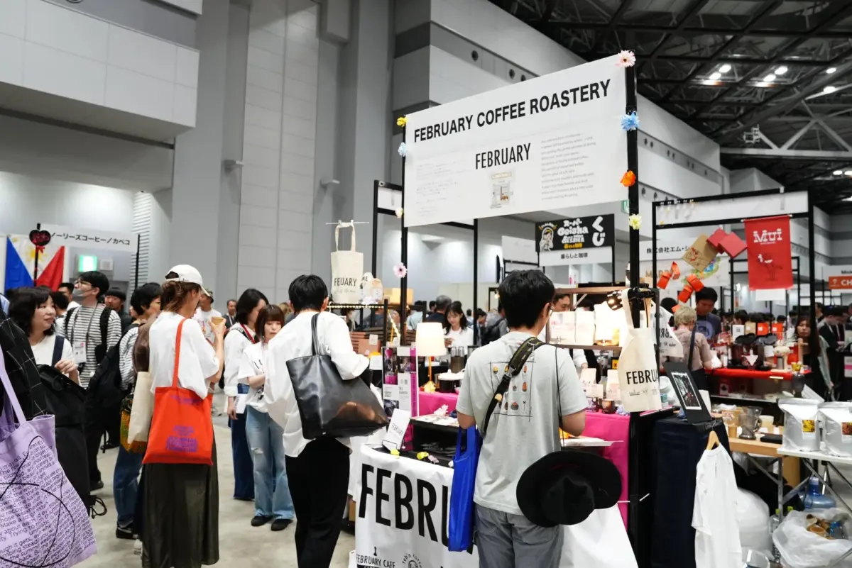 コーヒーイベントの会場で、多くの人々が「FEBRUARY COFFEE ROASTERY」のブースに集まっている