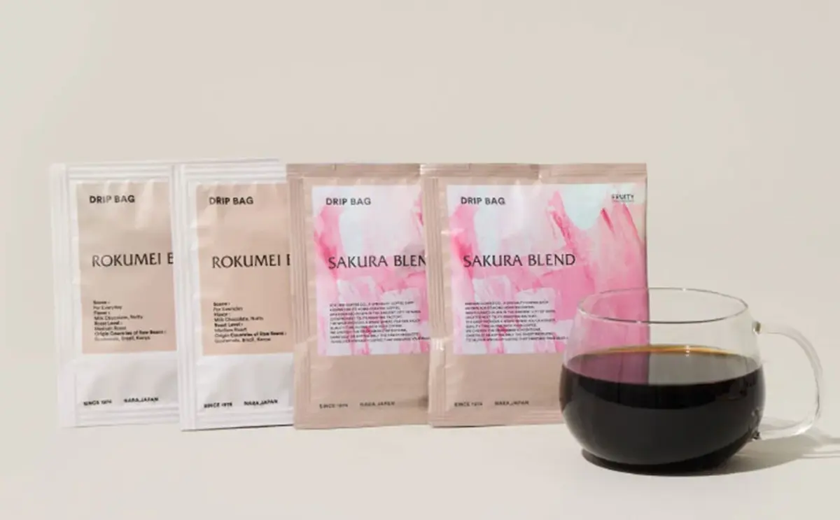 ロクメイブレンドとサクラブレンドのドリップバッグコーヒーが写っている画像