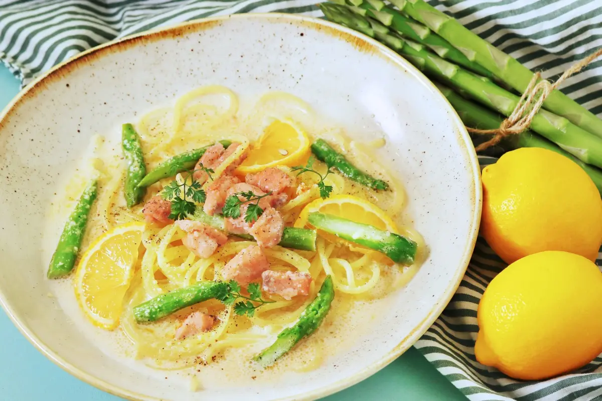 アスパラとスモークサーモンのレモンクリームパスタ