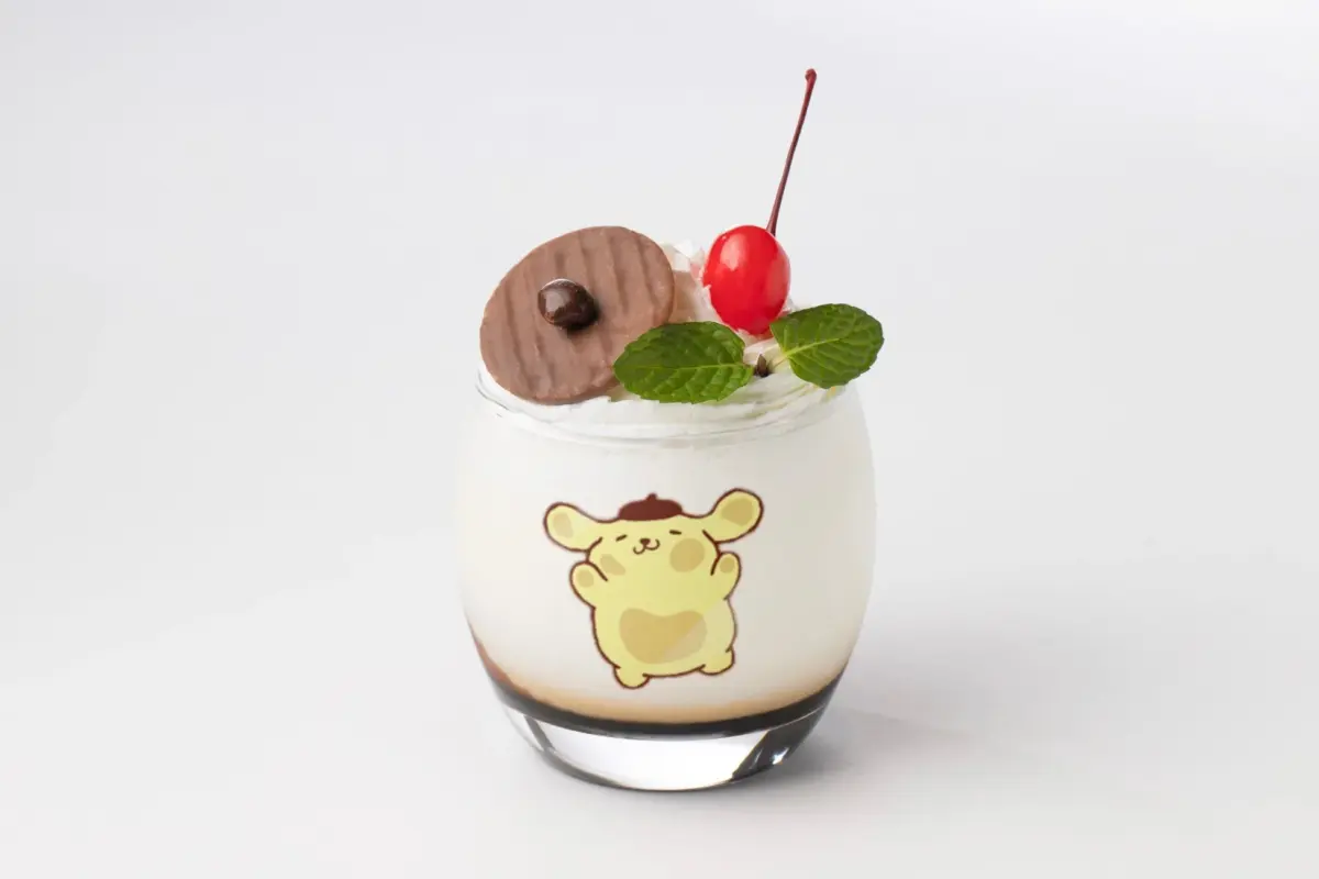 ポムポムプリンのイラストが描かれたグラスに入ったデザート