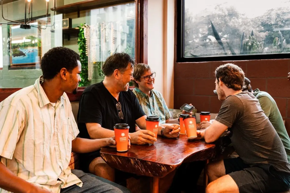 ハワイPOP UPでコーヒーを楽しむ人々