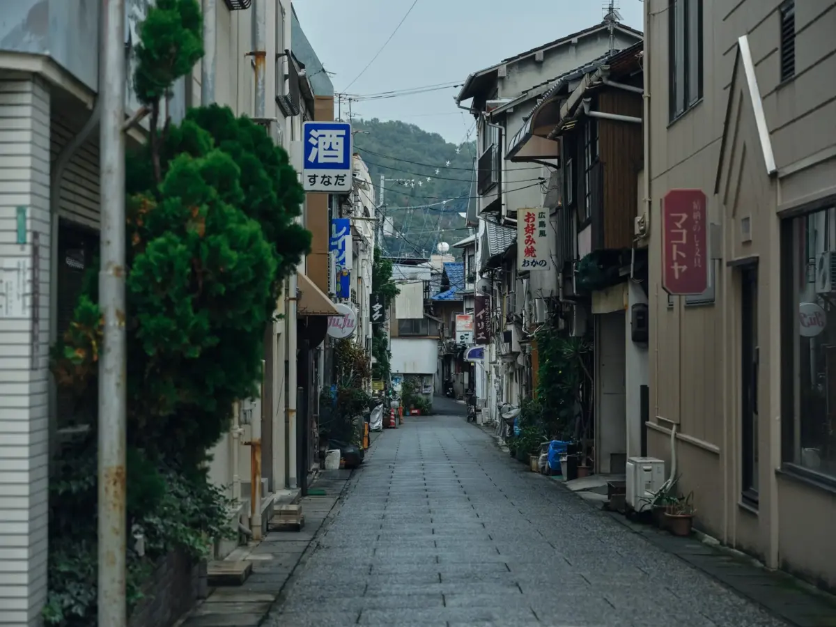 古い建物や店舗が立ち並ぶ日本の路地裏の風景