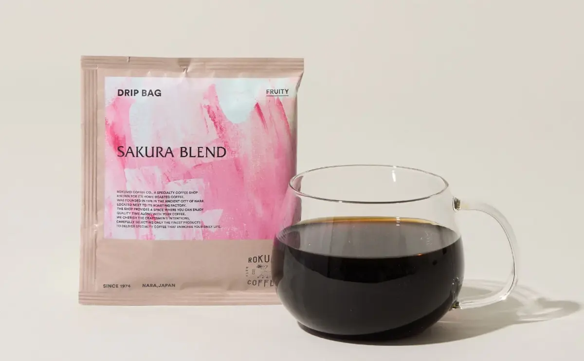 ピンクの水彩画風デザインが施された「SAKURA BLEND」のドリップバッグコーヒー