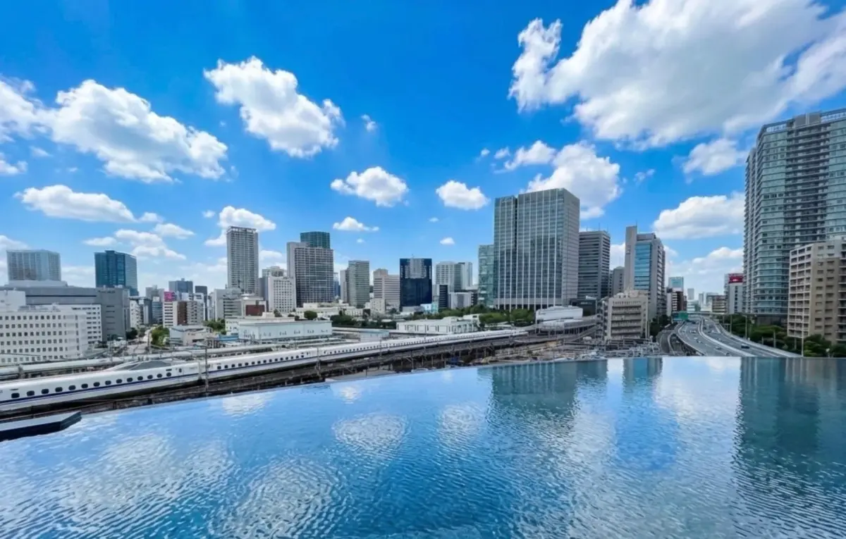 水盤の先に新幹線