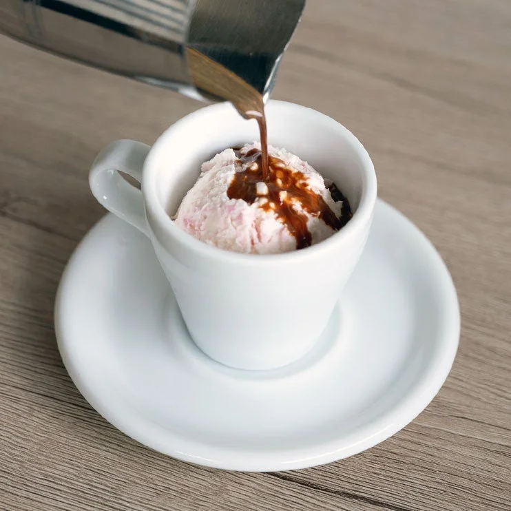 ピンクのアイスクリームに熱いエスプレッソが注がれているさくらアフォガート