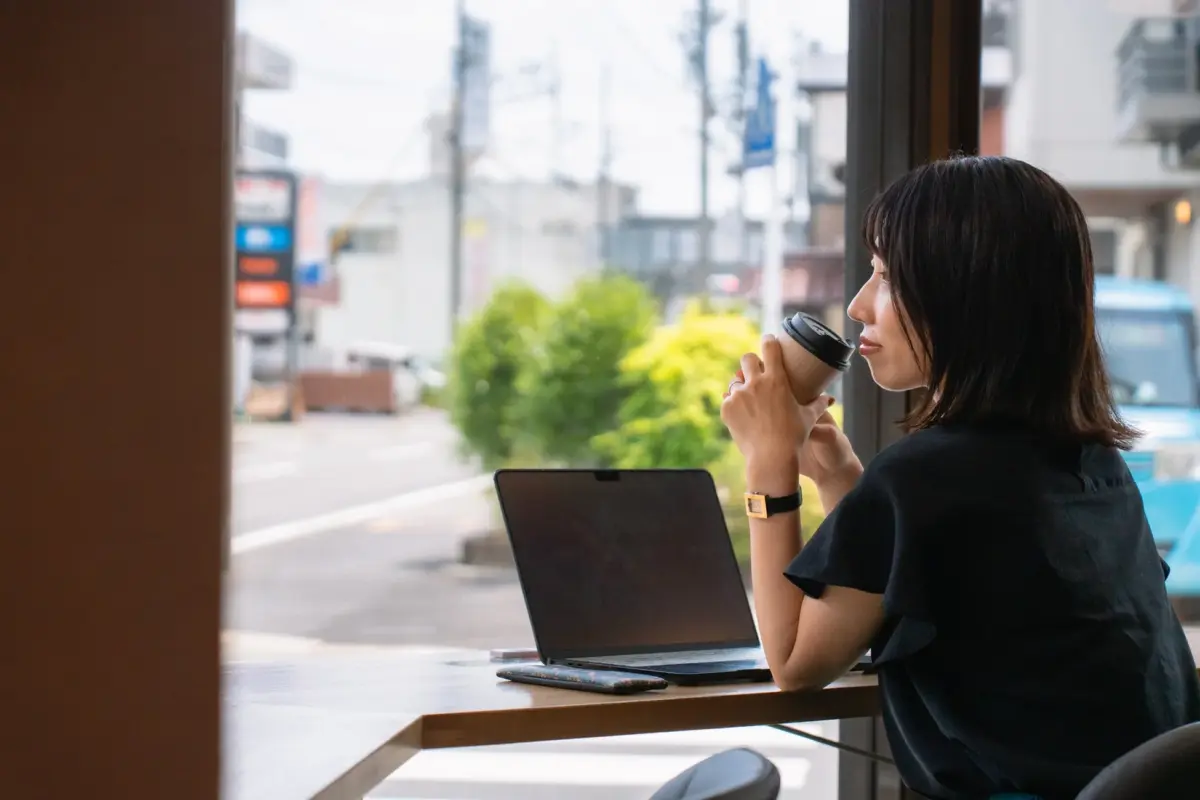 窓際で作業する女性