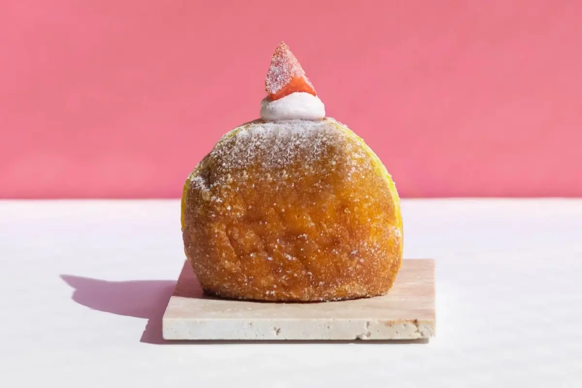 いちごクリームが乗ったドーナツ