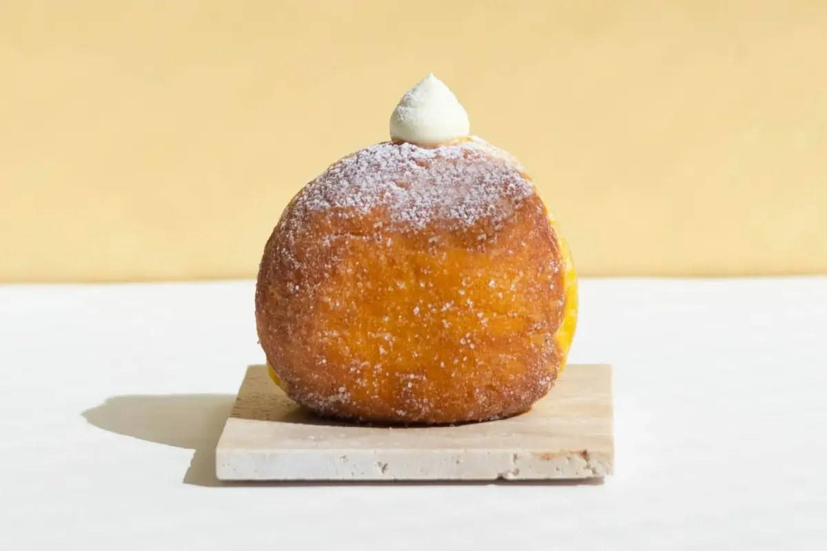 カスタードホイップが乗ったドーナツ