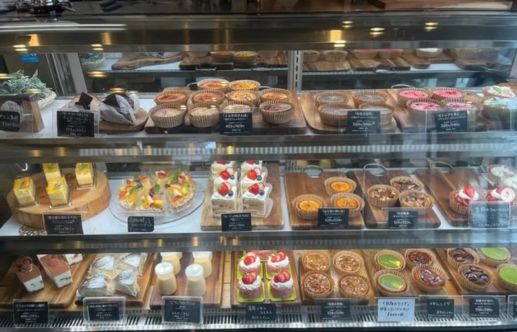 ガラスケースに美しく陳列された、タルトやケーキ、プリンなど色とりどりの洋菓子