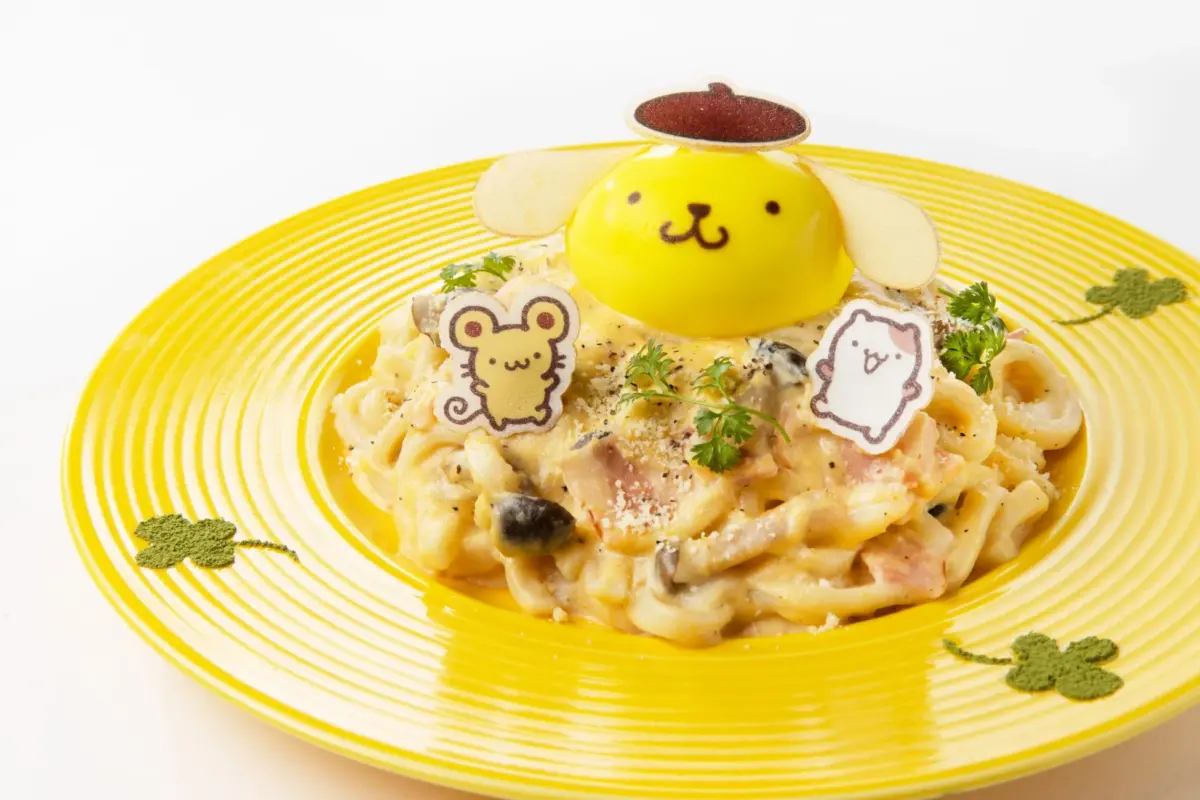 ポムポムプリンの顔を模した黄色いデコレーションが目を引くクリームパスタ