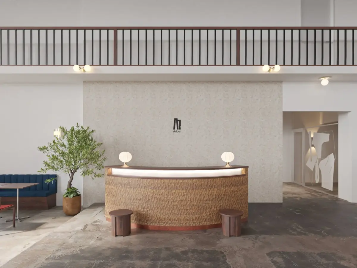 木製のレセプションカウンターが特徴的なモダンな空間