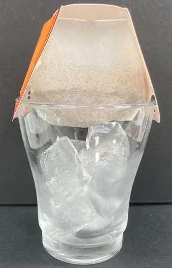 アイスコーヒーを急冷式ドリップで淹れる様子