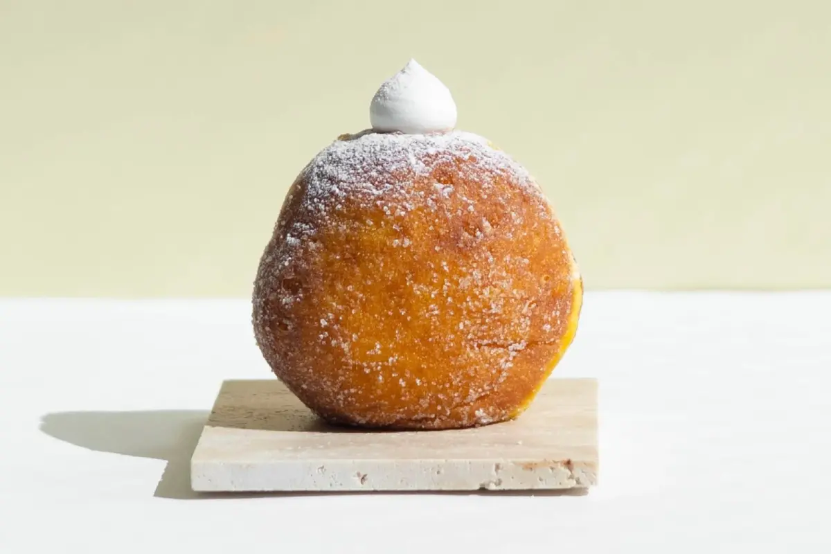 ホイップクリームが乗ったドーナツ