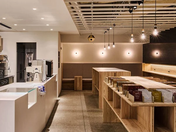 モダンでスタイリッシュなコーヒーショップの店内