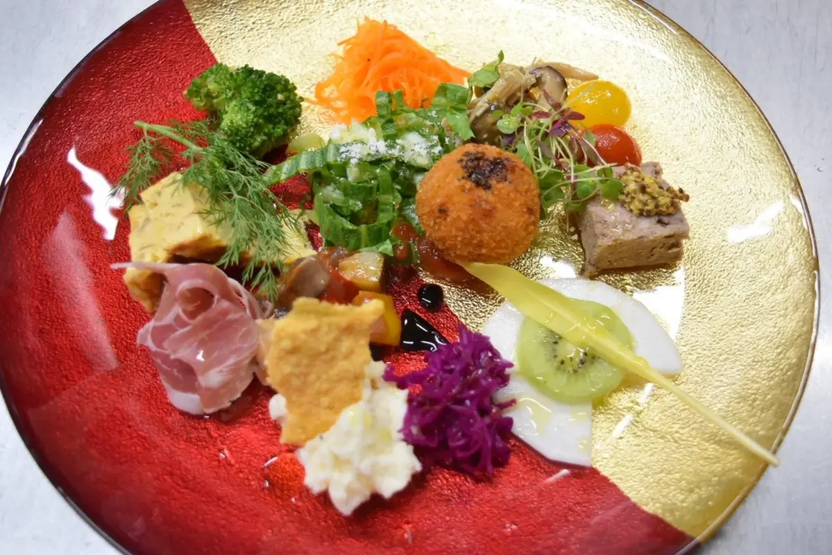 彩り豊かな様々な料理が美しく盛り付けられたオードブルプレート