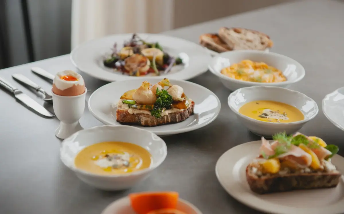 様々な種類の料理が並べられた食卓の様子