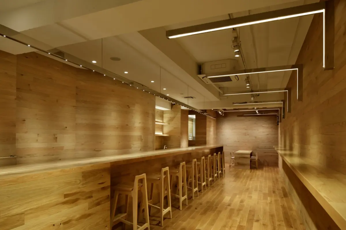 FLUX CAFEのモダンでミニマルな内装