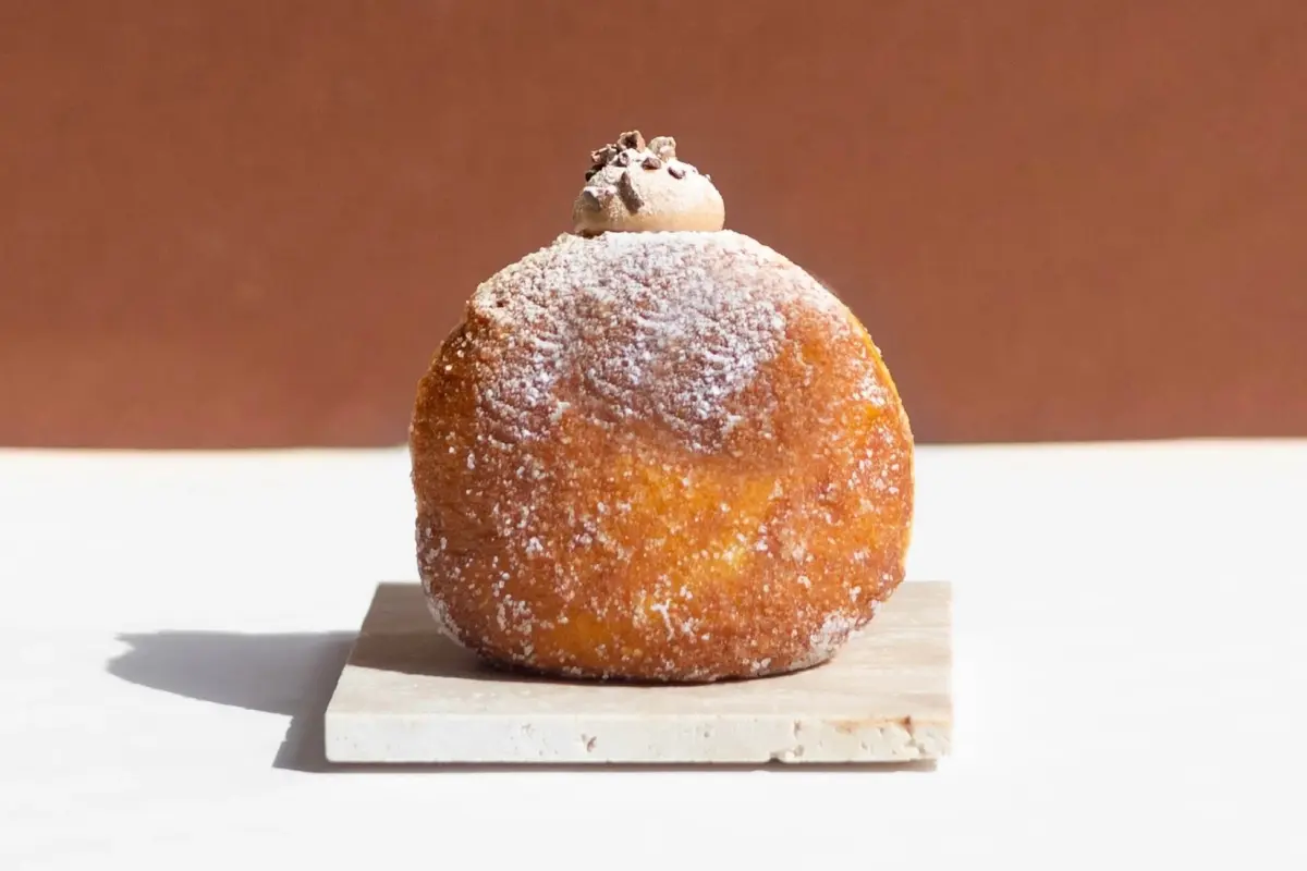 チョコレートクリームが乗ったドーナツ