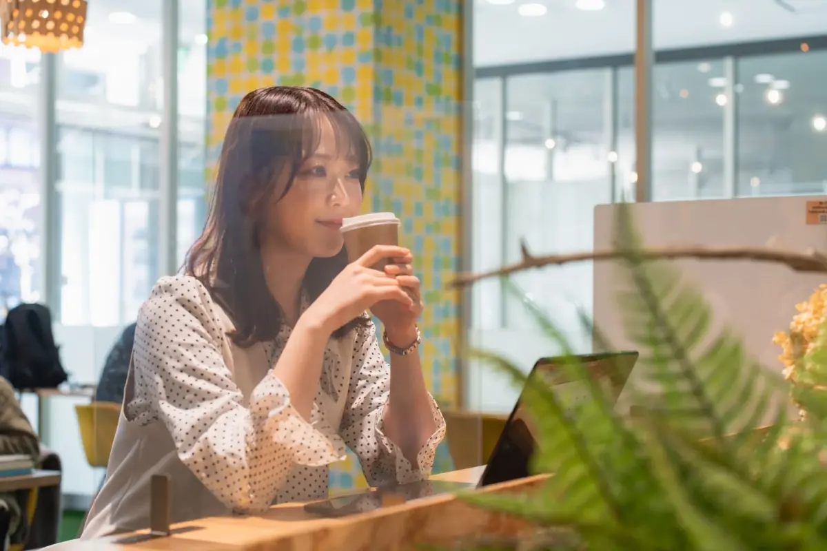 カフェで作業する女性