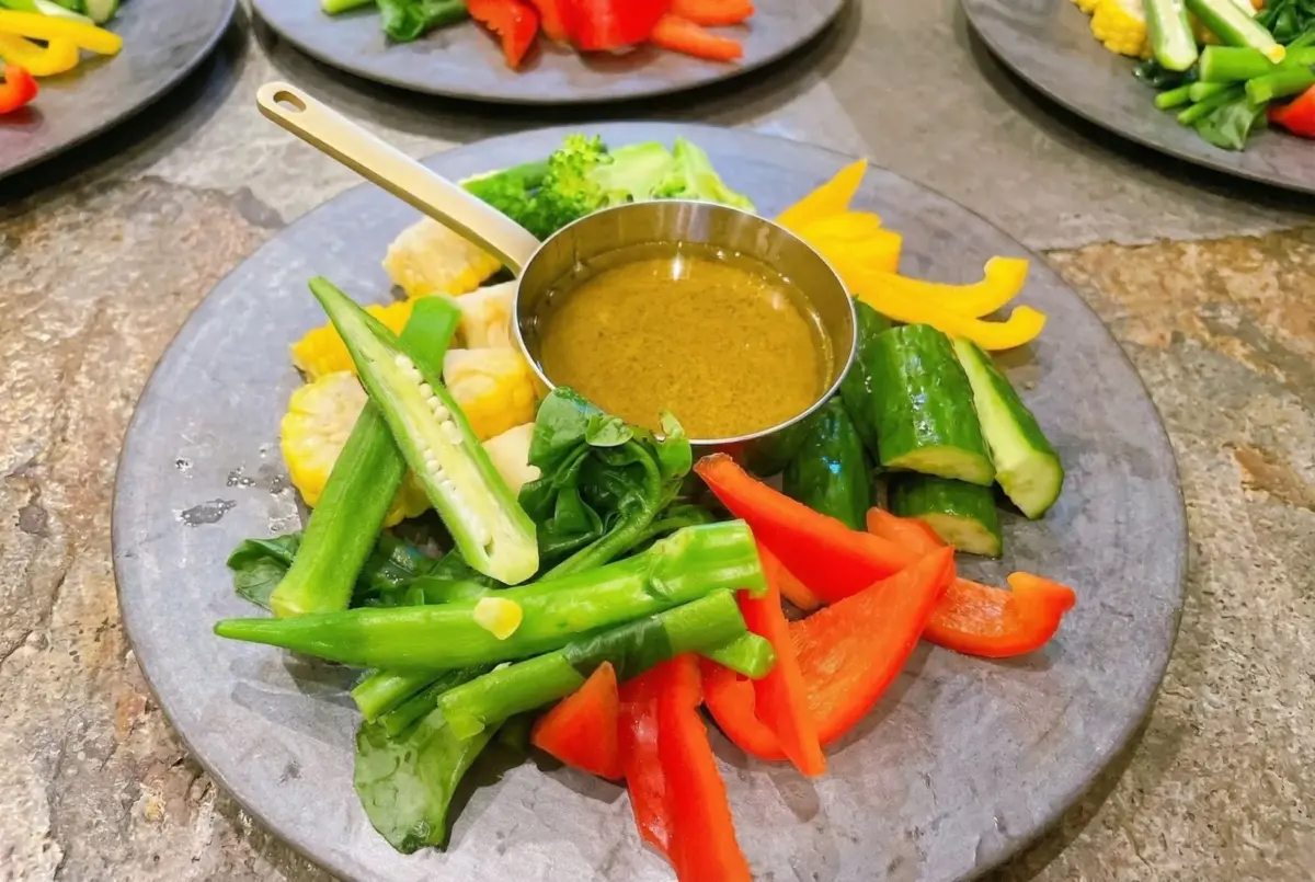 様々な種類の新鮮な野菜が盛り付けられたプレート