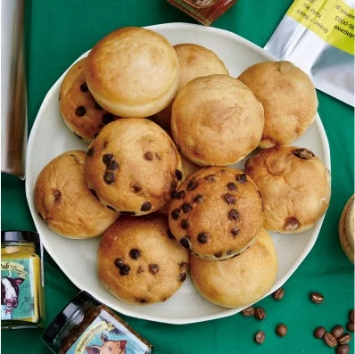 チョコチップパンとコーヒー豆