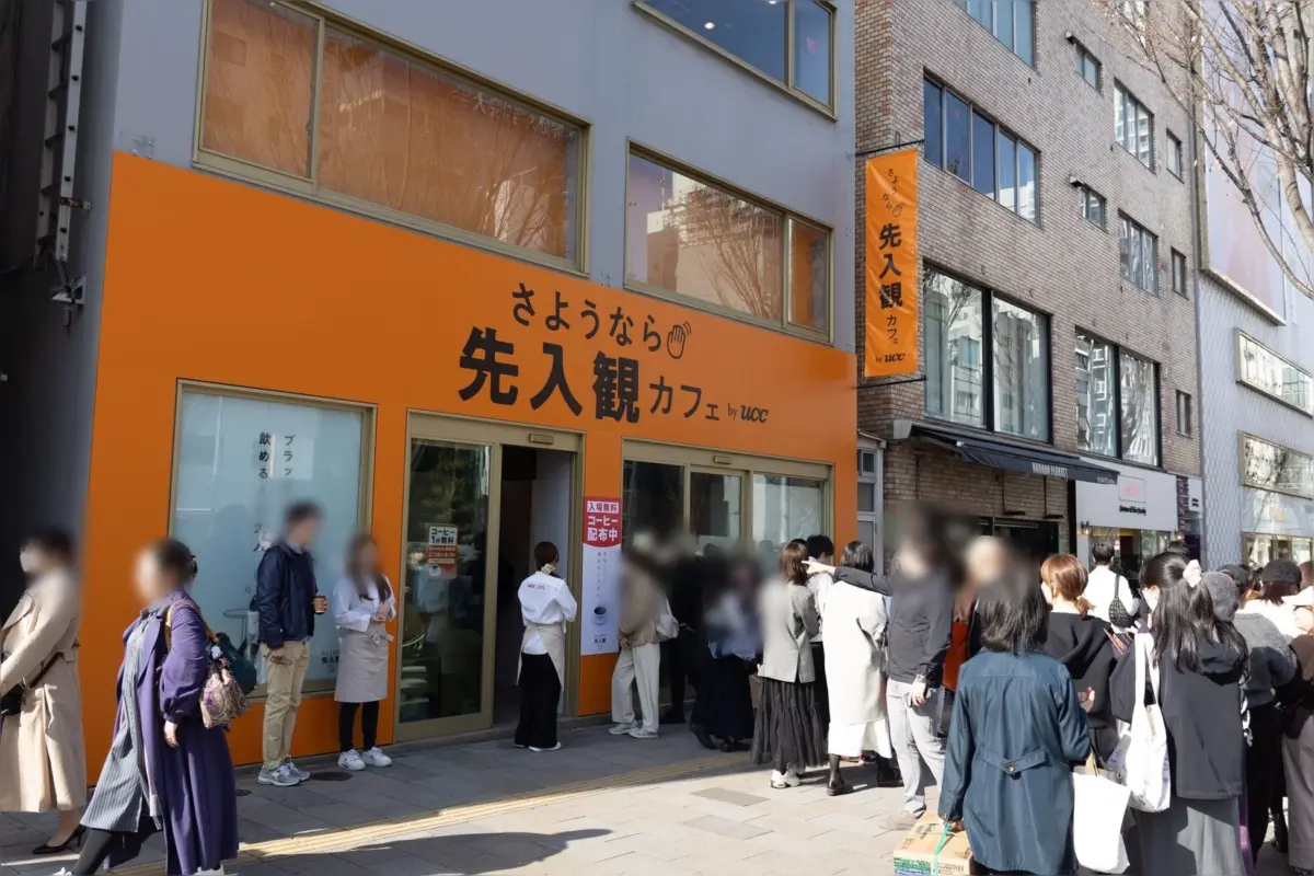 カフェ外観、行列